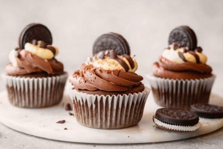 Cupcakes de Brownie de Chocolate con Oreo