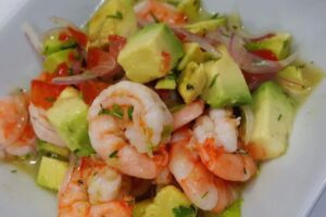 Ensalada de aguacate con camarones