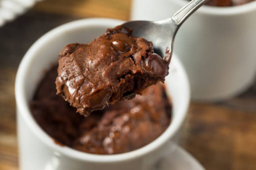 Pastel de chocolate en taza al microondas